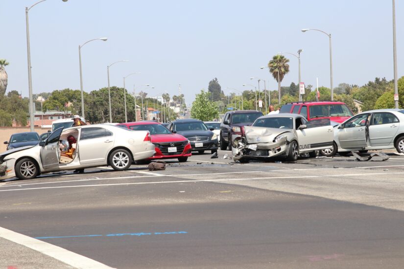 Large intersection accident with multiple vehicles